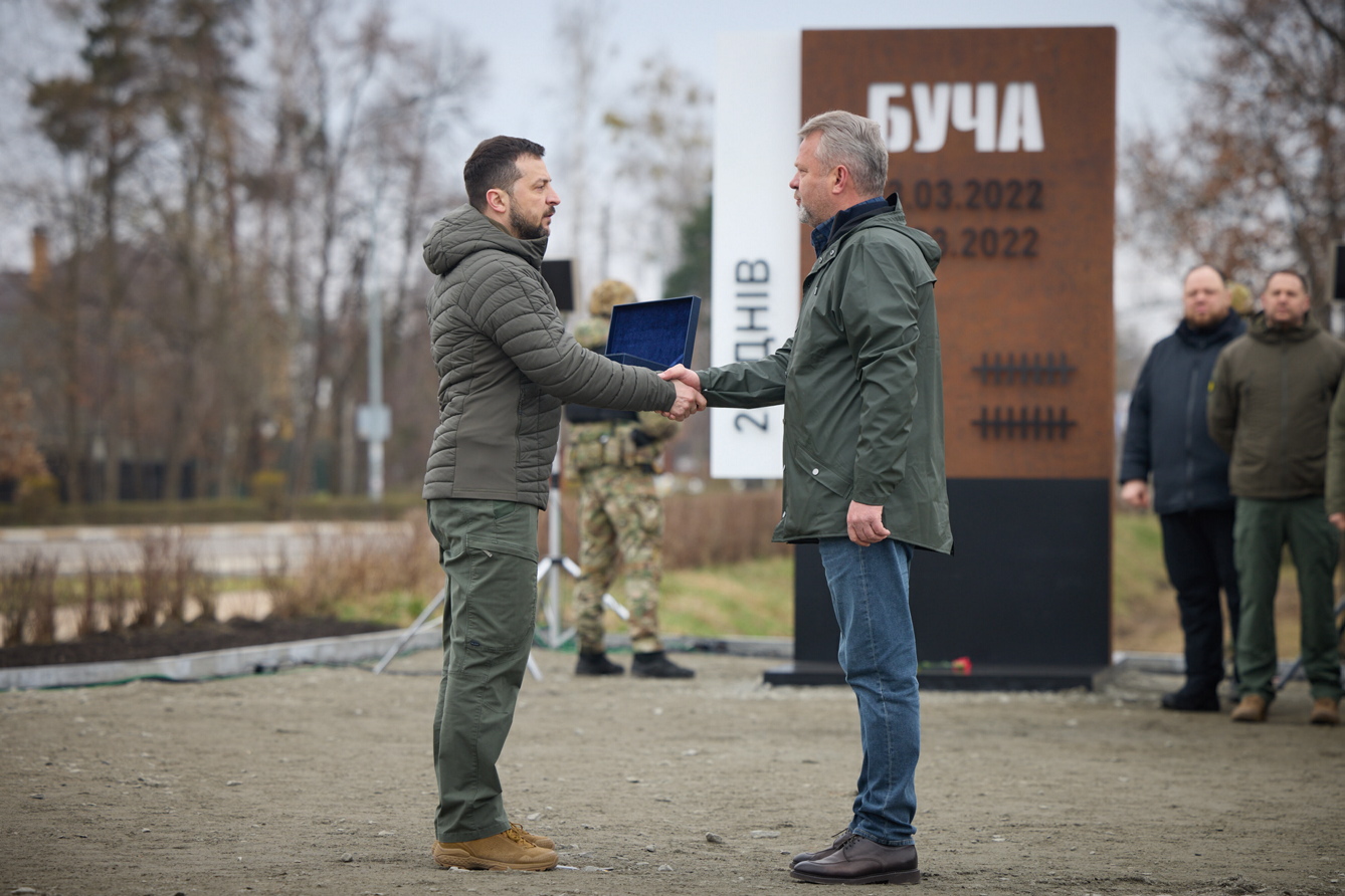 Почесну відзнаку «Місто-герой України» для громади міста Буча отримав з рук Президента Бучанський міський голова Анатолій Федорук. Фото з сайту president.gov.ua